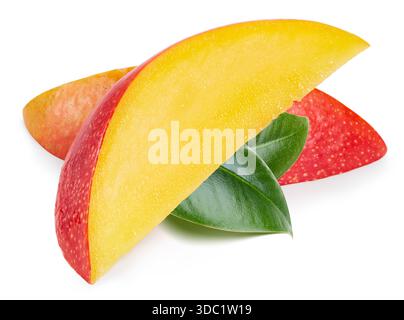 Mangue avec des feuilles isolées. Tranches de mangue sur fond blanc. Mangue. Mango Clipping Path macro photo studio. Banque D'Images