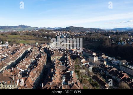 Vue aérienne des toits de la vieille ville de Berne avec l'Aar, le pont Nydegg et la flèche de la cathédrale - panorama historique de la capitale suisse sous un ciel d'hiver clair Banque D'Images