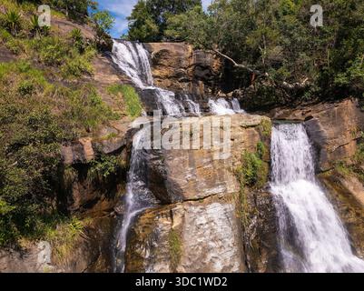 Vue aérienne des cascades supérieures de la cascade de Diyaluma coulant le long d'une paroi rocheuse escarpée, Sri Lanka Banque D'Images