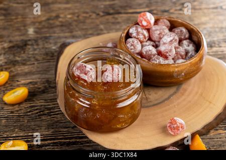 confiture à base d'oranges et d'agrumes frais et séchée dans du sirop de sucre, fruits entiers de kumquat en poudre blanche Banque D'Images