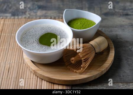 Préparation traditionnelle au thé vert Matcha japonais avec fouet de bambou Banque D'Images