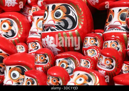 Gros plan sur un tas de poupées Daruma traditionnelles Banque D'Images
