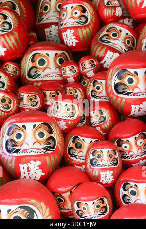 Gros plan sur un tas de poupées Daruma traditionnelles Banque D'Images