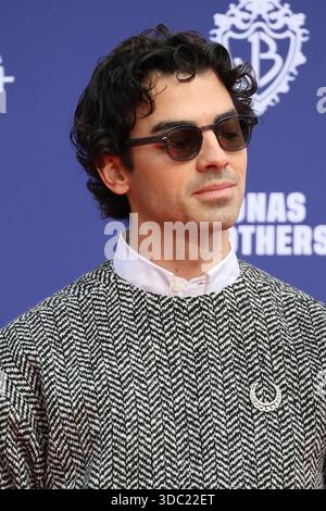 Los Angeles, États-Unis. 18 décembre 2025. LOS ANGELES - DEC 3 : Joe Jonas à Jonas Brothers Hand and Footprint in Cement Ceremony au TCL Chinese Theater IMAX le 3 décembre 2025 à Los Angeles, CA (photo de Katrina Jordan/Sipa USA) crédit : Sipa USA/Alamy Live News Banque D'Images