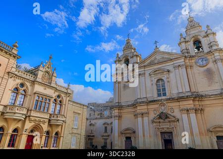 Mdina Townscape à Malte : vue sur la Cathédrale Paul et la Casa Gourgion. Banque D'Images