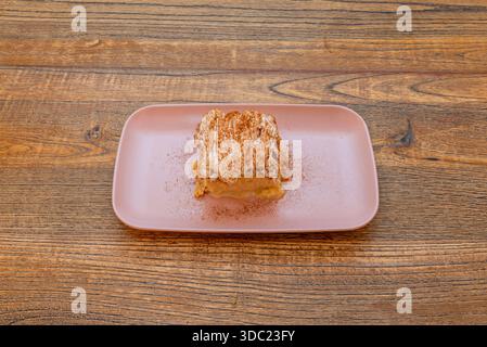 Tres Leches gâteau avec un soupçon de café, où le gâteau éponge est aromatisé à l'espresso et le mélange de lait a une saveur de café légère, surmonté de wh Banque D'Images