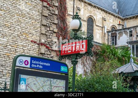Paris, France - 29 octobre 2025 : passage public métro Saint Germain des Prés panneau rouge à Paris France. Banque D'Images