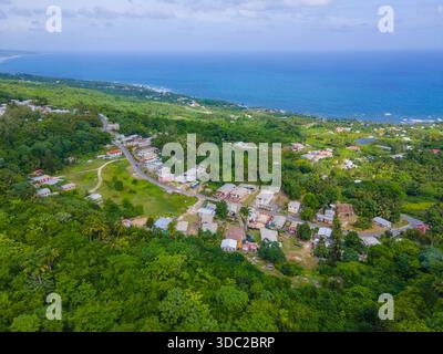 Église View bâtiments résidentiels historiques vue aérienne avec Martins Bay à East Coast à John Parish, Barbados. Banque D'Images
