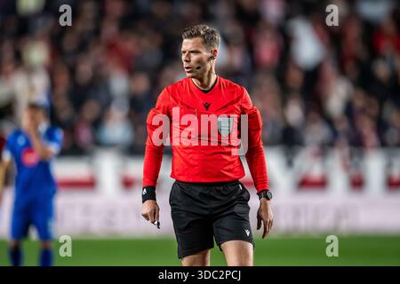 Espagne, Madrid, Estadio de Vallecas. 18 décembre 2025. MADRID, ESPAGNE - le 18 DÉCEMBRE : L'arbitre Urs Schnyder regarde le match de l'UEFA Conference League 2025/26 entre le Rayo Vallecano de Madrid et le FC Drita à l'Estadio de Vallecas à Madrid, en Espagne. Crédit : Gonzales photo/Alamy Live News Banque D'Images
