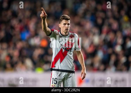 Espagne, Madrid, Estadio de Vallecas. 18 décembre 2025. MADRID, ESPAGNE - 18 DÉCEMBRE : Gerard Gumbau du Rayo Vallecano de Madrid fait des gestes lors du match de l'UEFA Conference League 2025/26 entre le Rayo Vallecano de Madrid et le FC Drita à l'Estadio de Vallecas à Madrid, Espagne. Crédit : Gonzales photo/Alamy Live News Banque D'Images