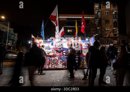 Espagne, Madrid, Estadio de Vallecas. 18 décembre 2025. MADRID, ESPAGNE - 18 DÉCEMBRE : un stand de marchandises dépasse le stade avant le match de l'UEFA Conference League 2025/26 entre le Rayo Vallecano de Madrid et le FC Drita à l'Estadio de Vallecas à Madrid, en Espagne. Crédit : Gonzales photo/Alamy Live News Banque D'Images