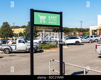 Signe de retour de panier vide dans le parking d'une épicerie Publix à Pike Road Alabama, États-Unis. Banque D'Images
