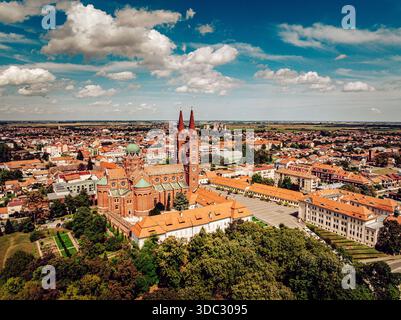 Vue aérienne de la Basilique Cathédrale de composés Pierre et composé Paul baignée de soleil, sa brique rouge contrastant avec la verdure environnante, Đakovo, O Banque D'Images