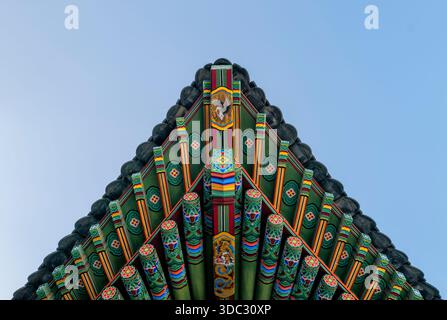 Gros plan sur le toit d'un temple bouddhiste à Séoul, Corée Banque D'Images