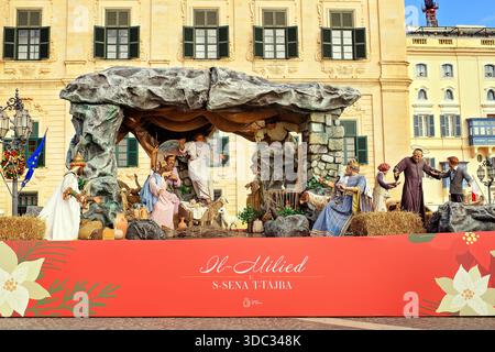 Valletta, Malte - 02 décembre 2025 : installation grandeur nature représentant la scène de la Nativité avec les vœux de Noël maltais. Banque D'Images