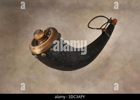 Flacon de poudre noire antique fabriqué à partir de la corne d'un taureau, utilisé pour transporter la poudre noire utilisée pour réamorcer et tirer un fusil à chargement par la bouche ou un fusil de chasse. Banque D'Images