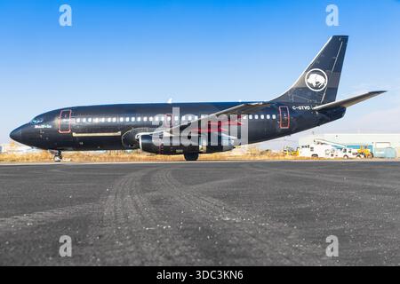 Yellowknife, Canada - 23 septembre 2025 : Boeing 737-200C de Buffalo Airways Banque D'Images
