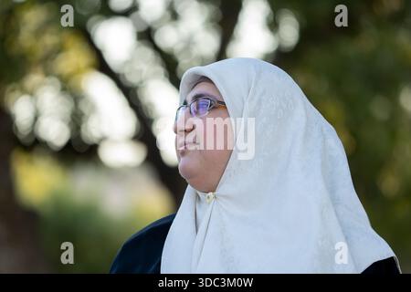 Belle femme portant Hijab dans le parc. Photo de haute qualité Banque D'Images