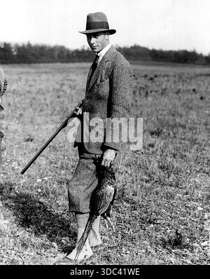 Le duc d'York (aujourd'hui le roi), photographié avec les résultats de sa fusillade, alors qu'il était membre de la soirée de fusillade de Sir E. Cassel à Newmarket le 16 octobre Banque D'Images