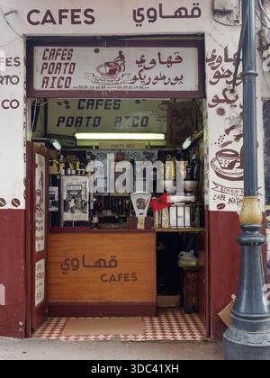 Très petit café élégant de style vintage sans porte à Tanger, Maroc, le 19 décembre 2025. Banque D'Images