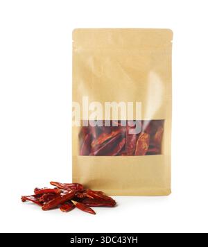 Pochette debout avec des piments piments séchés isolés sur blanc Banque D'Images