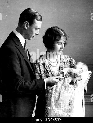 Le mariage royal d'argent -- le roi et la reine, puis le duc et la duchesse d'York, photographiés avec leur fille aînée, Elizabeth, maintenant duchesse de Banque D'Images