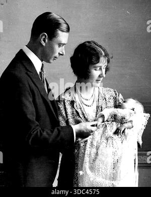 Le mariage royal d'argent -- le roi et la reine, puis le duc et la duchesse d'York, photographiés avec leur fille aînée, Elizabeth, maintenant duchesse de Banque D'Images