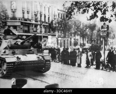 Première photo des nazis envahissant Vichy France - Un char allemand roule dans une rue de Toulouse, France, pendant l'occupation nazie du territoire de Vichy. Toulo Banque D'Images