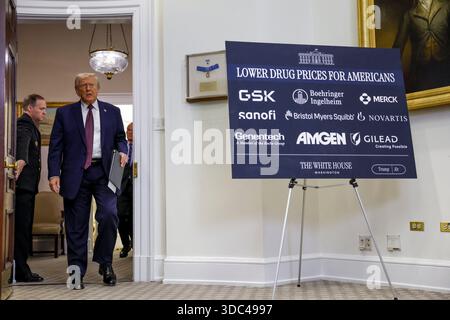 Washington, États-Unis. 19 décembre 2025. Le président AMÉRICAIN Donald Trump arrive pour prononcer des remarques sur la baisse des prix des médicaments et des produits pharmaceutiques lors d'une annonce dans la salle Roosevelt de la Maison Blanche à Washington, DC, États-Unis, le 19 décembre 2025. Crédit : Abaca Press/Alamy Live News Banque D'Images