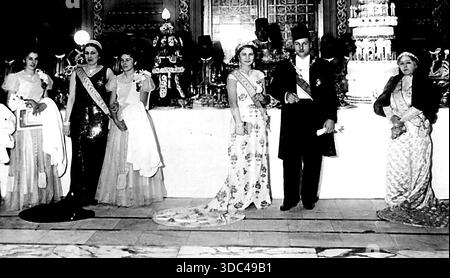 Banquet pour célébrer l'anniversaire du roi Farouk (de gauche à droite) les deux princesses royales, sœurs du roi, avec leur mère ; la reine Farida ; le roi Farouk et t Banque D'Images
