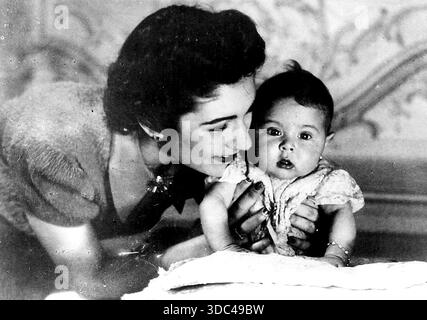 La jeune reine d'Egypte et son bébé - Nouvelle image du Caire de la reine Farida, jeune épouse du roi Farouk, et de son bébé la princesse Ferial. M Banque D'Images