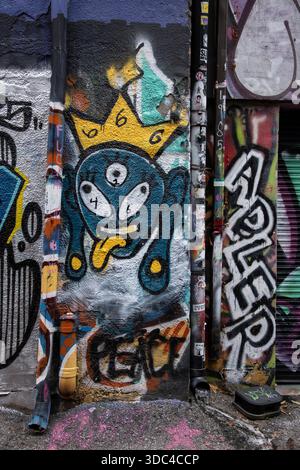 Alien portant une fresque murale de la couronne au quartier de la mode Graffiti Alley au centre-ville de Toronto, Ontario, Canada Banque D'Images