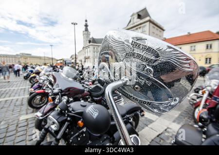 Miroir Harley-Davidson avec emblème aigle et slogan « Live to Ride » lors d’un rallye moto à Varsovie. Banque D'Images