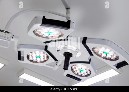 Système d'éclairage chirurgical avancé avec plusieurs lumières LED, conçu pour fournir une visibilité optimale dans les salles d'opération, améliorant la précision et la sa Banque D'Images