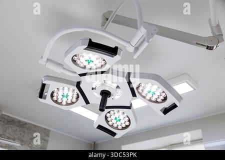 Système d'éclairage chirurgical avancé avec plusieurs lumières LED, fournissant un éclairage lumineux pour les procédures médicales, améliorant la visibilité et la précision Banque D'Images