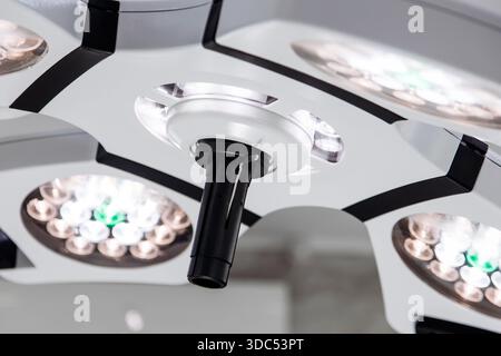 Luminaire médical chirurgical avec plusieurs lumières LED, conçu pour un éclairage optimal dans les salles d'opération, améliorant la visibilité et la précision Banque D'Images