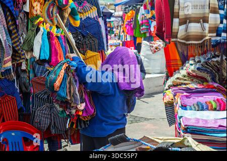 Marché principal vendant des tissus à Otavalo Equateur Banque D'Images
