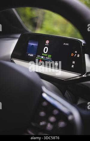 Gros plan de l'affichage de la voiture avec des informations sur le véhicule, voiture électrique VW ID4, Deer Carsharing, Calw, Allemagne Banque D'Images