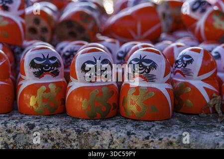 Gros plan de poupées Daruma avec des expressions faciales et des détails dorés, Osaka, Japon Banque D'Images