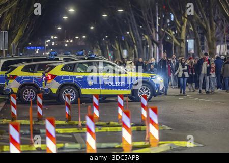 Match à haut risque au MHP Arena Stuttgart. Le VfB Stuttgart affrontera l'équipe du Maccabi tel Aviv en Europa-League. De fortes forces de police sécurisent la zone Banque D'Images