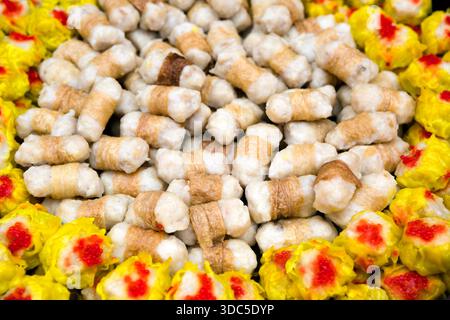 Assortiment de boulettes de dim sum chinoises dans un cuiseur vapeur. Le dim sum est un style de cuisine cantonaise préparé en petites portions traditionnellement serv Banque D'Images