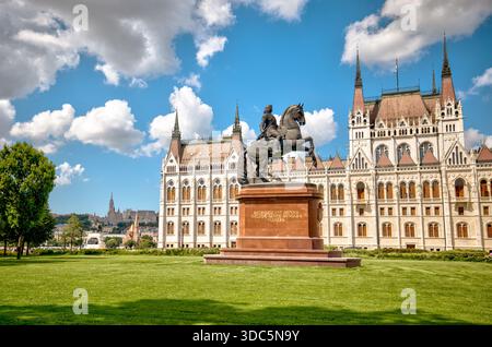 Statue équestre de François II Rákóczi sur la place Kossuth avec le bâtiment du Parlement hongrois en arrière-plan par une journée lumineuse. Banque D'Images