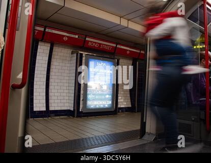 Londres, Royaume-Uni, 9 juillet 2019 : les gens marchent sur le quai de la gare de Bond Street à Londres. Une publicité est visible sur le mur. L'Enviro Banque D'Images