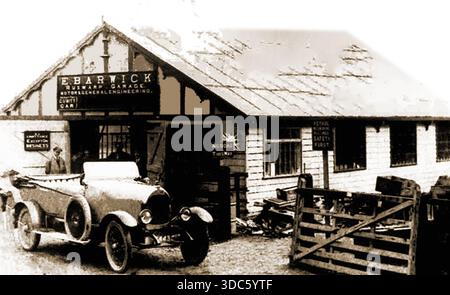 Une vieille photographie d'environ 1923 de la voiture Cubitt à l'extérieur du garage E Barwick à Ruswarp , près de Whitby, Yorkshire. Le Cubitts Engineering Co. Ltd.began en tant qu'entreprise de construction qui a construit de nombreux monuments du centre de Londres, y compris le cénotaphe, le marché de Covent Garden et une partie du palais de Buckingham. Fondée par Thomas Cubitt et ses frères vers 1815. Plus tard sous le nom de Holland, Hannen & Cubitts, ils ont commencé à fabriquer des véhicules à moteur en 1920 à la Great Southern Works sur la route de Bicester à Aylesbury. Le modèle montré semble être la nouvelle version de 16-20 chevaux qui s'est vendue à l'époque pour £467. Banque D'Images