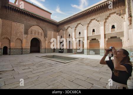 marrakesh-Marrakech-Safí-Marruecos-13 août 2016,photographies touristiques la cour ornée de la Madrasa Ben Youssef à Marrakech. Célèbre pour son de Banque D'Images