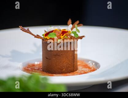 Dégustation spéciale pour les visiteurs, association de nourriture avec un verre de vin de champagne, plats délicieux préparés par des chefs cuisiniers renommés à la nourriture d'hiver et Banque D'Images