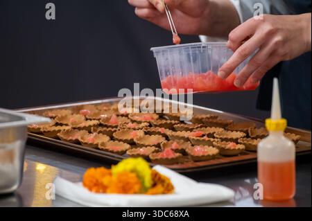 Dégustation spéciale pour les visiteurs, association de nourriture avec un verre de vin de champagne, plats délicieux préparés par des chefs cuisiniers renommés à la nourriture d'hiver et Banque D'Images