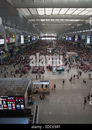 Shanghai-Shanghai-Chine-15 août 2018,une vue aérienne capture l'immense foule rassemblée dans le hall des départs d'une grande gare ferroviaire à grande vitesse Banque D'Images
