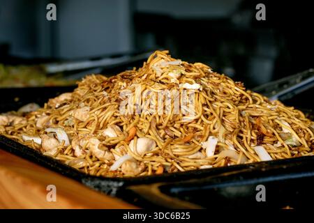 Festival Street food en Europe. Restauration rapide asiatique au marché. Gros plan de nouilles de poulet et légumes sautés. Fraîche, savoureuse, authentique ta Banque D'Images