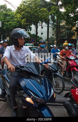 hanoi-Vietnam-10 août 2019, les habitants se tiennent près de l'entrée de la voie ferrée historique, construite par la France long Biên Bridge à Hanoi, Vietnam. Trafic Banque D'Images